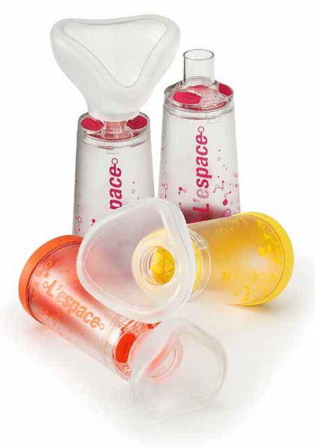 CAMERA DISTANZIATRICE PER EROGATORI SPRAY PREDOSATI L'ESPACE 220 ML PER ADULTI CON BOCCAGLIO VALVOLA INSPIRAZIONE 2 VALVOLE ESPIRAZIONE CODICE COLORE MAGENTA - Farmacia Sant Anna SAS del Dott. Mariani Federigo